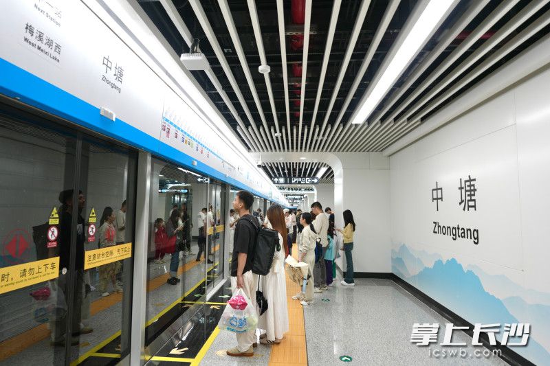 乘车在中塘站等待上车。 乘车在中塘站等待上车。