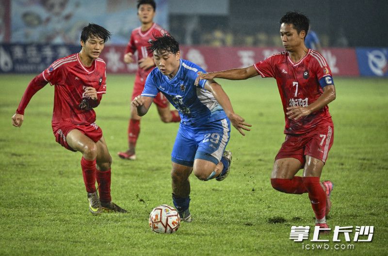 长沙队旧将刘沛林防守长沙队小将李悦宁。