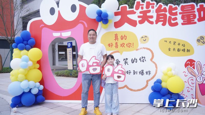 学生和家长开心地在学校打卡墙前合影。 学生和家长开心地在学校打卡墙前合影。