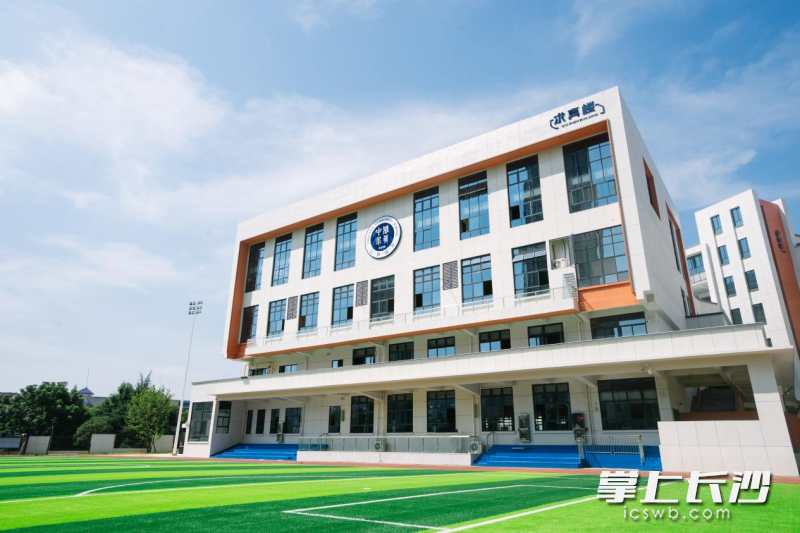 高标准建设的中雅培粹求真校园。 高标准建设的中雅培粹求真校园。