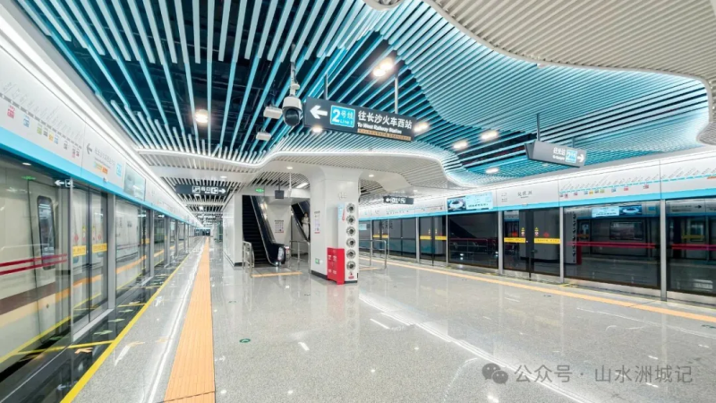 全线贯通后,2号线将成为长沙唯一一条串联三大铁路客运枢纽的地铁干线。 全线贯通后,2号线将成为长沙唯一一条串联三大铁路客运枢纽的地铁干线。