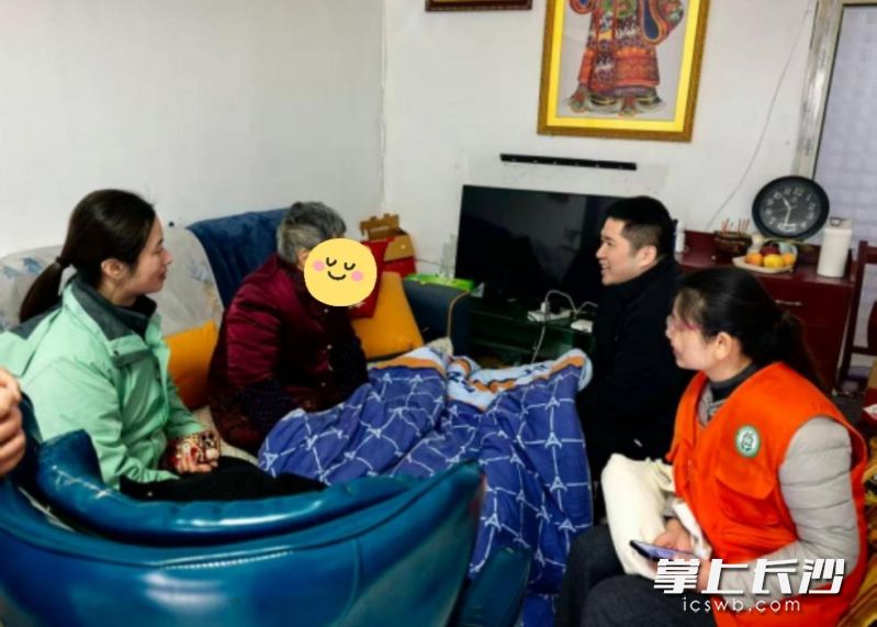 咸嘉湖街道社工站为辖区一名82岁高龄独居多病老人筑牢全方位、常态化的暖心守护屏障。通讯员 黄显雯 陈瑶 供图 咸嘉湖街道社工站为辖区一名82岁高龄独居多病老人筑牢全方位、常态化的暖心守护屏障。通讯员 黄显雯 陈瑶 供图