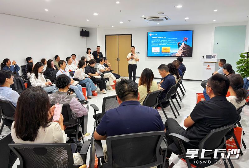 交流会上,湖南小翅科技创始人、董事长喻文涌作主题分享。 长沙晚报全媒体记者 徐珍珍 摄 交流会上,湖南小翅科技创始人、董事长喻文涌作主题分享。 长沙晚报全媒体记者 徐珍珍 摄