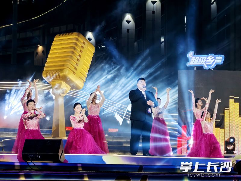9月5日晚,宁乡市文体中心广场灯火璀璨,“超级乡声”周末我登台歌手大赛迎来总决赛,图为一位歌手演唱。长沙晚报全媒体记者 张禹 摄 9月5日晚,宁乡市文体中心广场灯火璀璨,“超级乡声”周末我登台歌手大赛迎来总决赛,图为一位歌手演唱。长沙晚报全媒体记者 张禹 摄