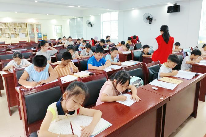 孩子们低头伏案、笔尖沙沙,志愿者不时俯身答疑,村部会议室成了安静又充实的“第二课堂”。 孩子们低头伏案、笔尖沙沙,志愿者不时俯身答疑,村部会议室成了安静又充实的“第二课堂”。