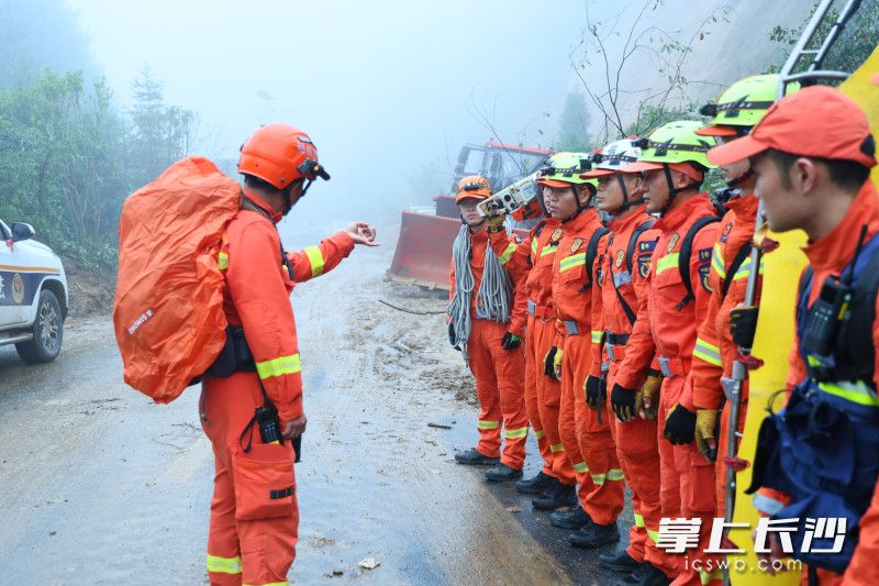 攻坚小组将向纵深区域挺进。 均为长沙晚报通讯员 肖兹立 供图 攻坚小组将向纵深区域挺进。 均为长沙晚报通讯员 肖兹立 供图