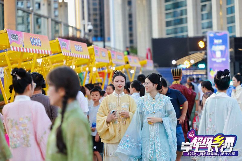 乡情集市吸引众多市民游客。