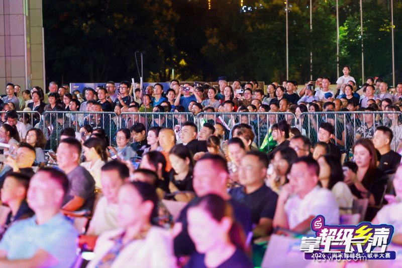 总决赛当晚，现场人头攒动，人气爆棚。
