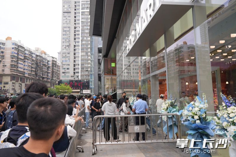 顾客们争先进场。