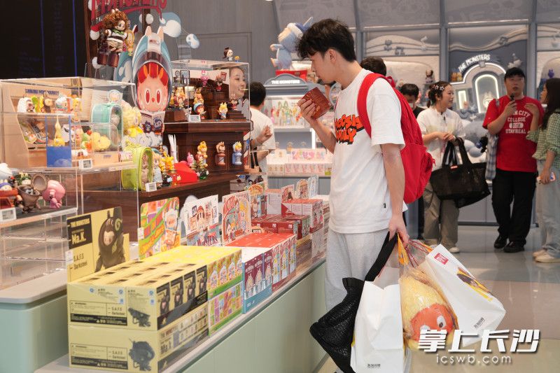 顾客正在挑选“Labubu”系列产品。