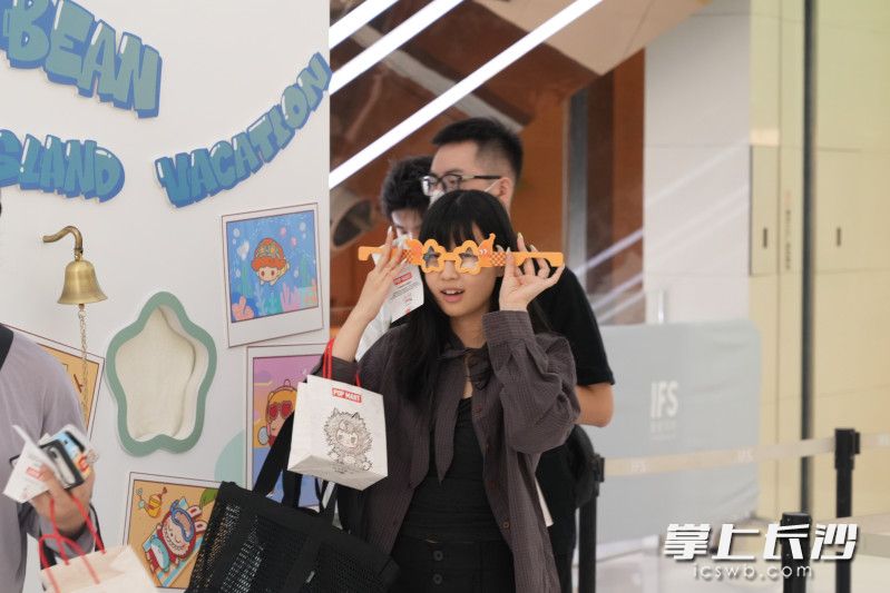 顾客参加店铺的摇铃活动，获得了“星星人”眼镜奖品。