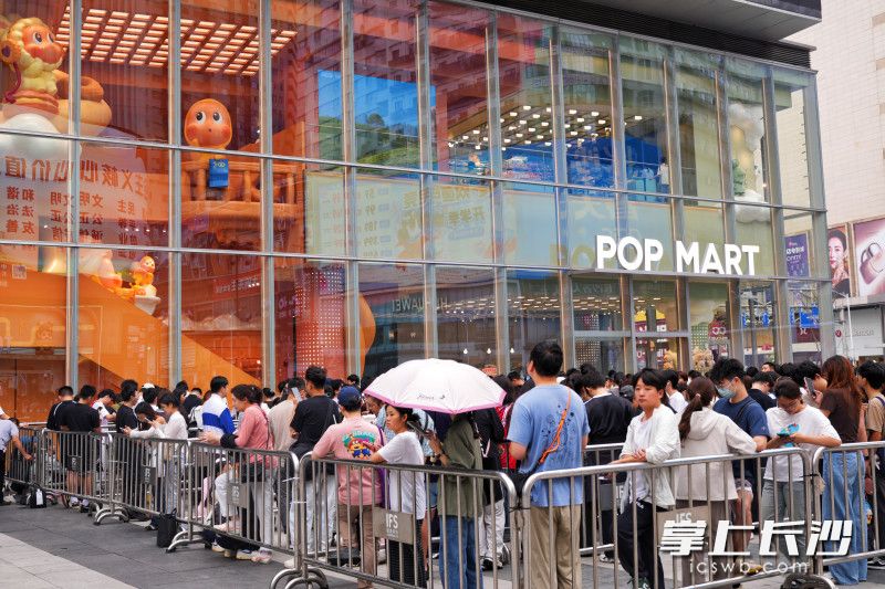 上午十点前，店铺门口已经站满了顾客，其中最早一批顾客从前一天晚上就已开始排队。均为长沙晚报全媒体记者尹昊天摄。
