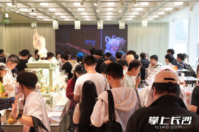 收银台前的顾客们排起长队。