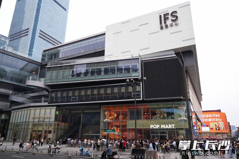 泡泡玛特长沙旗舰店位于长沙国金中心（IFS）西北角，总共两层。其中“星星人”的装修格外醒目。