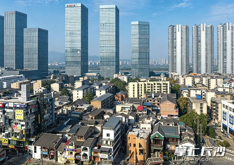 万达商圈摩天楼宇下的潮宗街区,沧桑老街巷与摩登新楼宇“老少配”。 长沙晚报通讯员 张金秀 供图 万达商圈摩天楼宇下的潮宗街区,沧桑老街巷与摩登新楼宇“老少配”。 长沙晚报通讯员 张金秀 供图