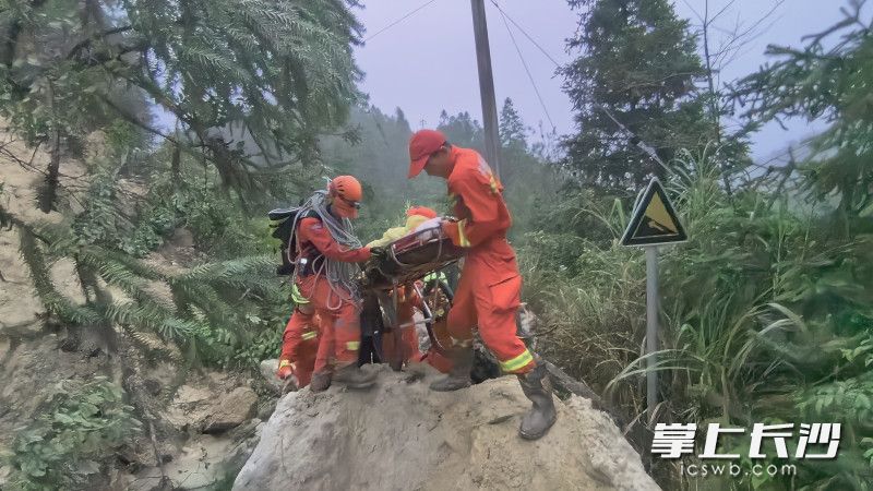 转移被困群众。 转移被困群众。