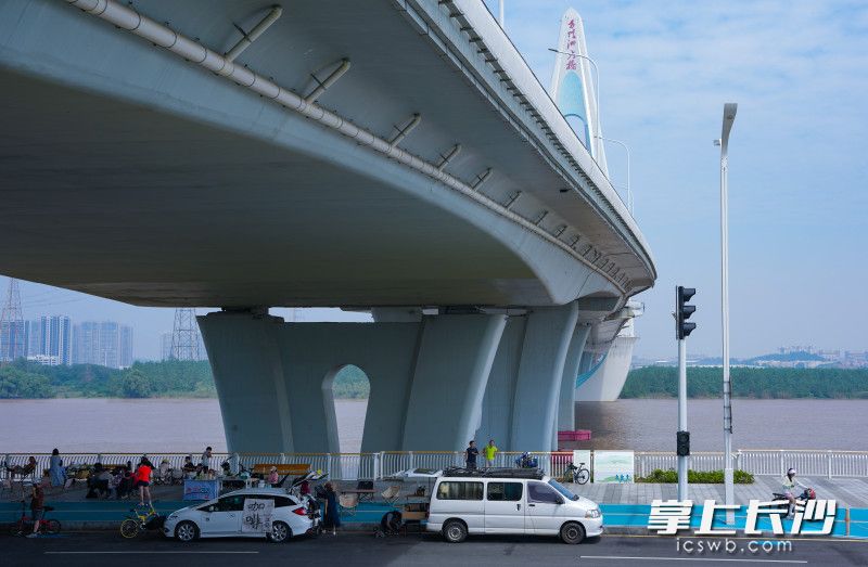 香炉洲大桥西岸，市民们在此打卡拍照游玩。均为长沙晚报全媒体记者 邹麟 摄