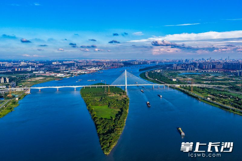 香炉洲大桥通车后，不仅便捷了市民出行，造型别致的钻石主塔搭配斜拉索，已然成为长沙城市新地标。