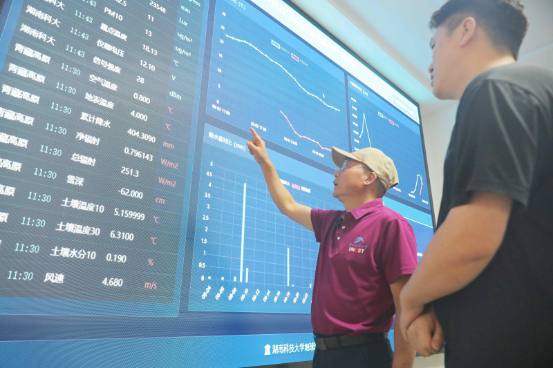 在湖南科技大学地空院，王欣教授和团队成员正分析来自于青藏高原的多要素综合实时观测数据。长沙晚报全媒体记者 陈卓 摄