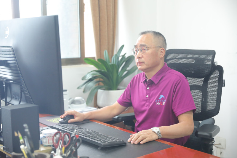 王欣教授正在接受记者采访。长沙晚报全媒体记者 陈卓 摄
