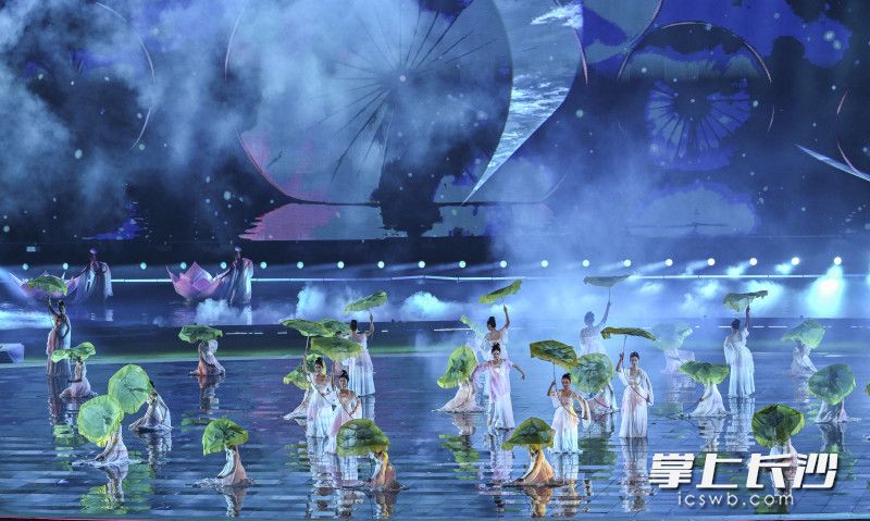 文艺表演《桃花江是美人窝》。