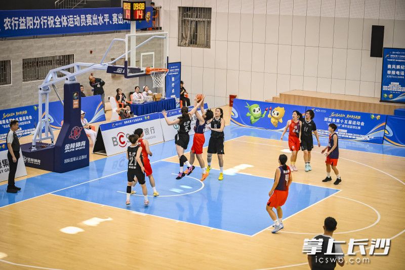 9月6日，省运会成年组女篮比赛，长沙队对阵娄底队。均为长沙晚报全媒体记者 余劭劼 摄
