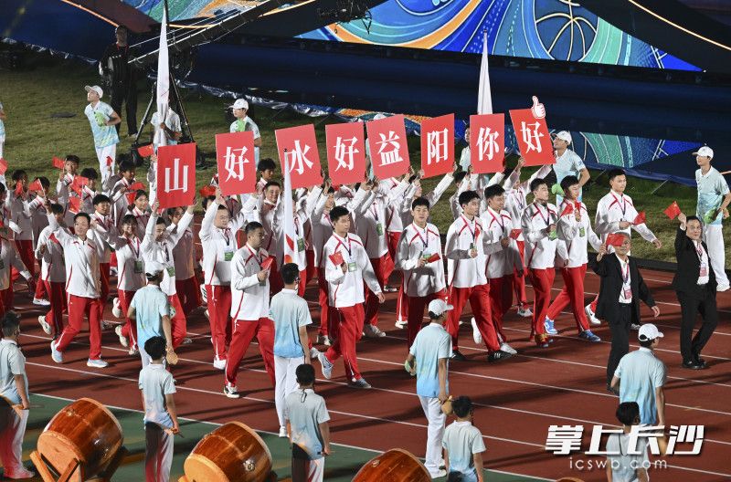 长沙市代表团入场。