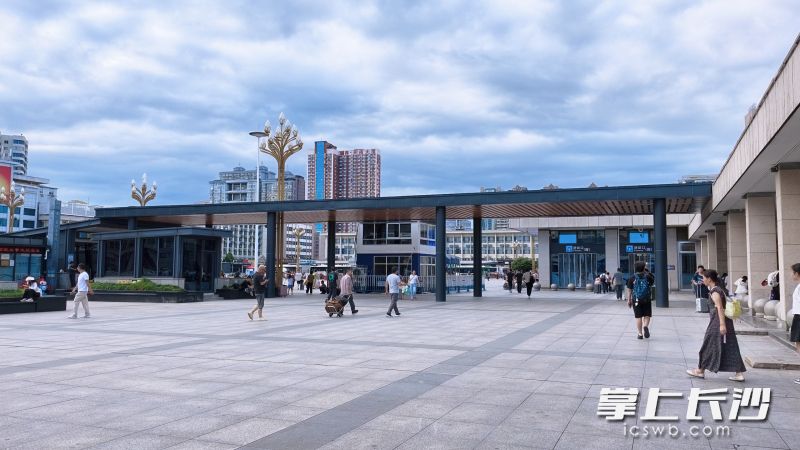 连廊投用后,旅客换乘不再日晒雨淋。 连廊投用后,旅客换乘不再日晒雨淋。