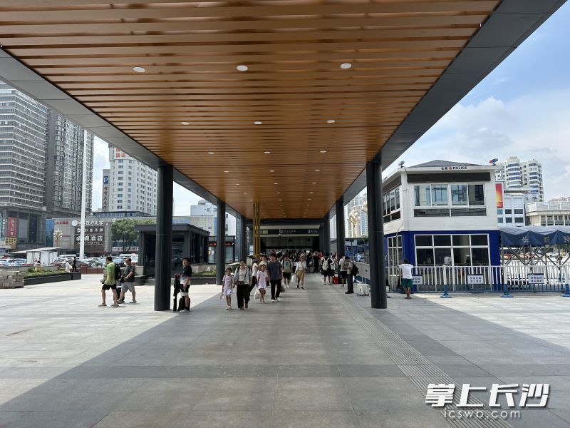 旅客通过连廊实现“无缝换乘”。 旅客通过连廊实现“无缝换乘”。