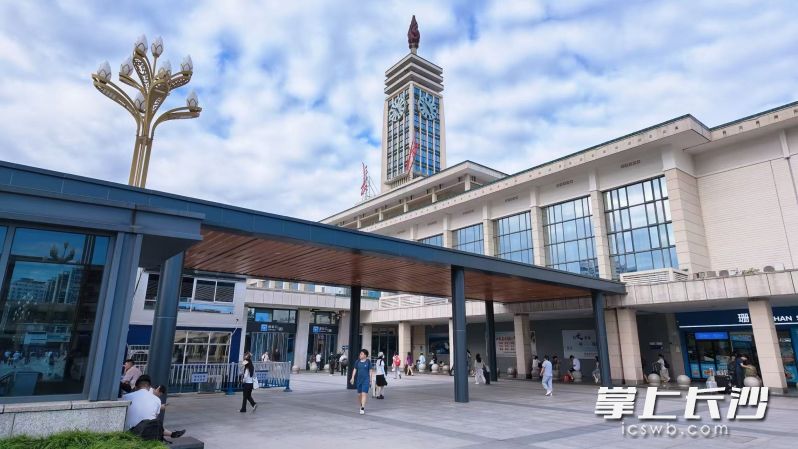 两处连廊实现地铁站与火车站进出站口“无缝衔接”。 两处连廊实现地铁站与火车站进出站口“无缝衔接”。