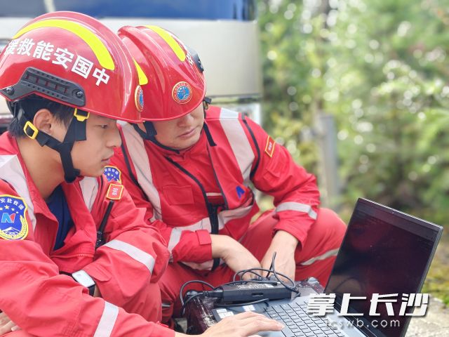 现场架设专业设备对重点区域实施全天候动态监测,严防次生灾害。 现场架设专业设备对重点区域实施全天候动态监测,严防次生灾害。