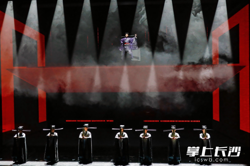 在音乐剧中，遇见“一蓑烟雨任平生”的东坡。均为通讯员 供图