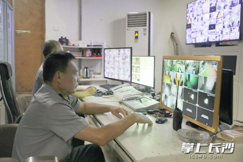 小区消防控制室内,值班人员正在值班。均为长沙晚报全媒体记者 陈卓 摄 小区消防控制室内,值班人员正在值班。均为长沙晚报全媒体记者 陈卓 摄