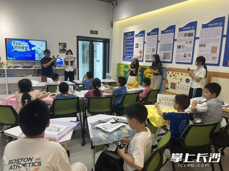 废旧布料也能成为孩子设计原创玩具的工具。 废旧布料也能成为孩子设计原创玩具的工具。
