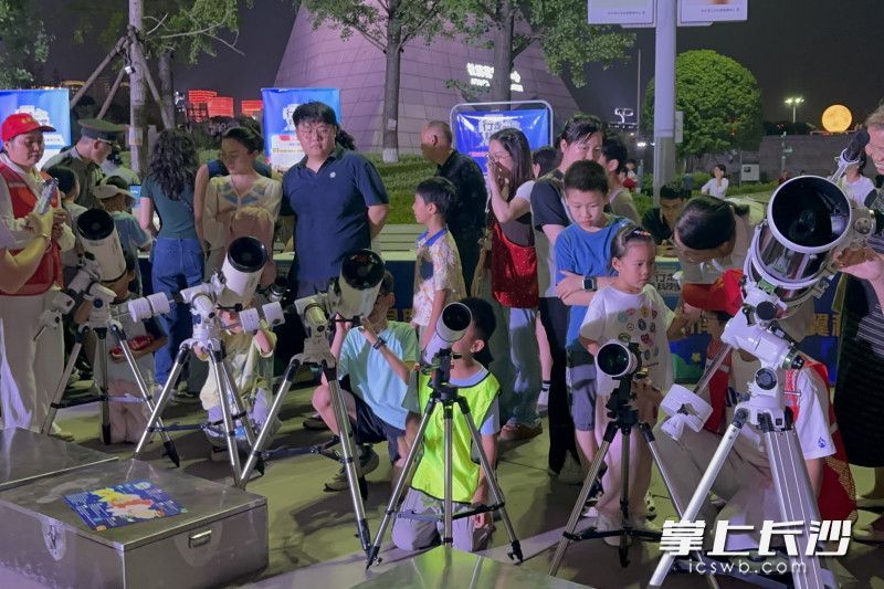 星空捕手。长沙晚报全媒体记者 王佳怡 摄 星空捕手。长沙晚报全媒体记者 王佳怡 摄