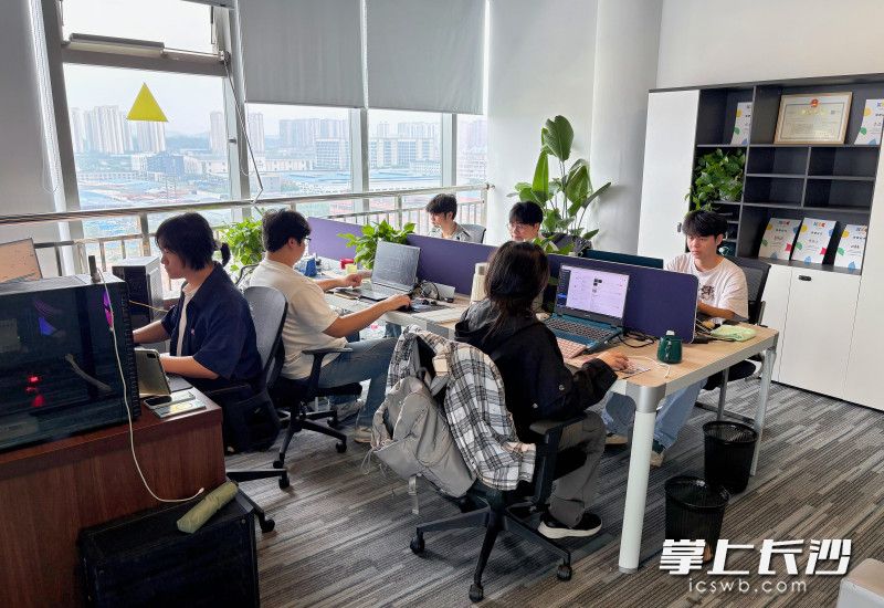 长沙清汐科技有限公司6人“00后”团队。长沙晚报全媒体记者 徐珍珍 摄