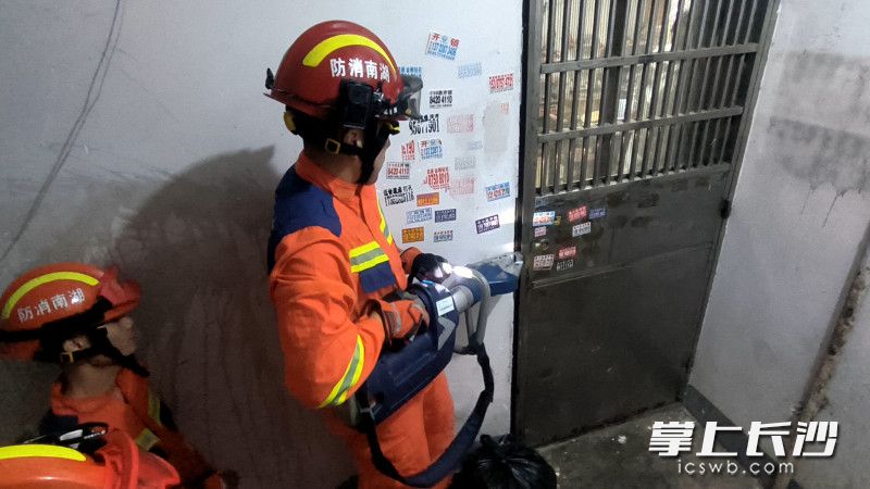 消防员破门营救。 长沙晚报通讯员 黄文平 摄 消防员破门营救。 长沙晚报通讯员 黄文平 摄