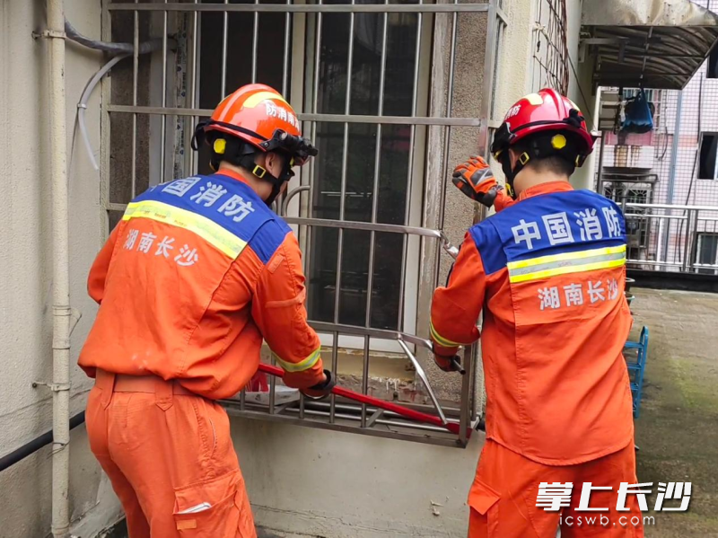 消防员破窗进行救援。长沙晚报通讯员 罗霜操 摄 消防员破窗进行救援。长沙晚报通讯员 罗霜操 摄