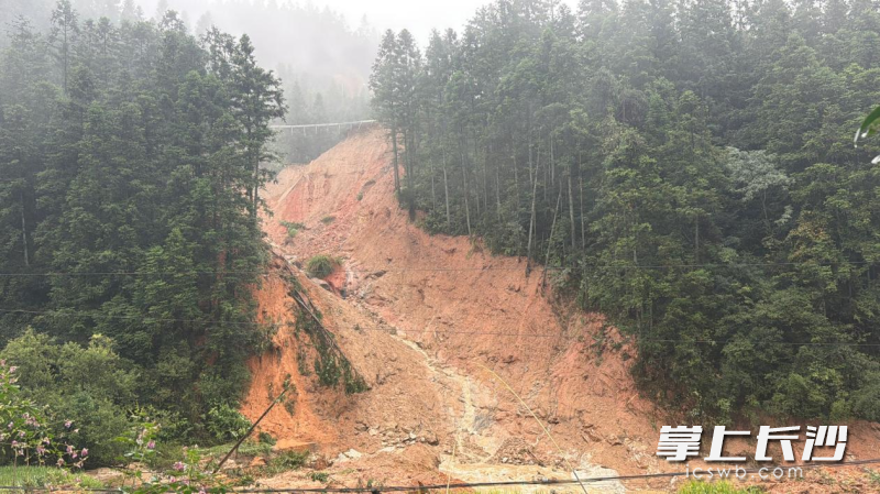郴州市桂东县受持续强降雨影响,沤江镇大坪村及周边山区突发泥石流灾害。均为长沙晚报通讯员 卜宇程供图 郴州市桂东县受持续强降雨影响,沤江镇大坪村及周边山区突发泥石流灾害。均为长沙晚报通讯员 卜宇程供图