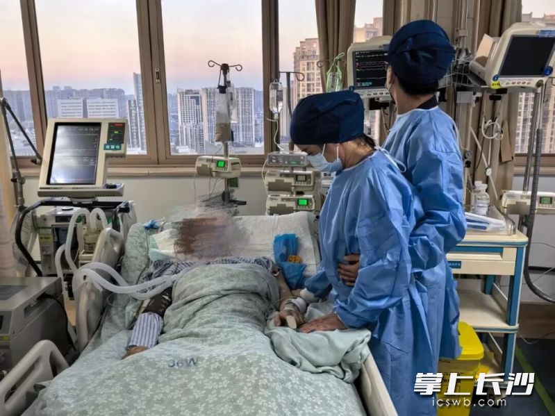 小鑫遭遇车祸后,深度昏迷。 均为通讯员供图 小鑫遭遇车祸后,深度昏迷。 均为通讯员供图
