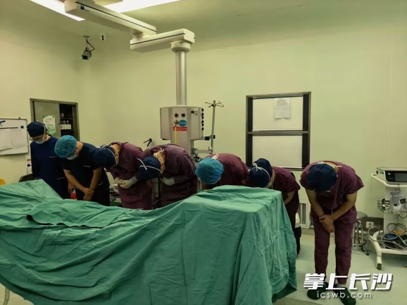器官获取手术于7日中午12时顺利开展,医务人员向小鑫鞠躬致敬。 器官获取手术于7日中午12时顺利开展,医务人员向小鑫鞠躬致敬。