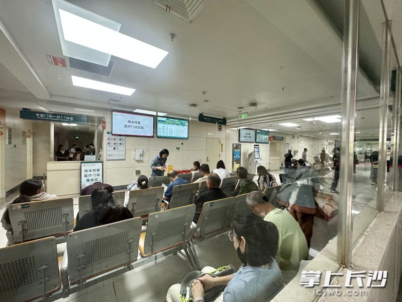 9月5日、6日，是湘雅医院第一个周末门诊，有6000多位患者得到了门诊服务。长沙晚报通讯员 于微微 摄