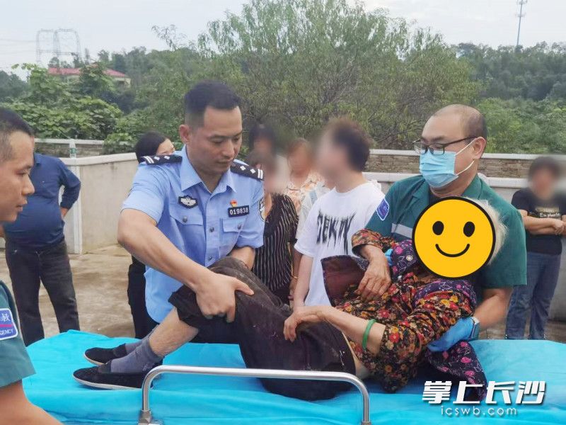 众人合力将廖娭毑抬上担架。 众人合力将廖娭毑抬上担架。