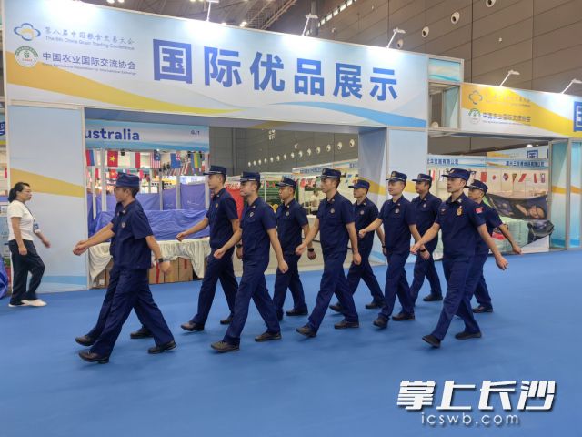 长沙县消防在展会现场巡查。 长沙晚报通讯员 王磊 供图 长沙县消防在展会现场巡查。 长沙晚报通讯员 王磊 供图
