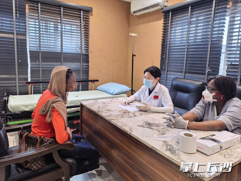 妇科宋玉莹副教授在当地医护协同下，在具备隐私防护的诊室内与就诊女性深入沟通病情。