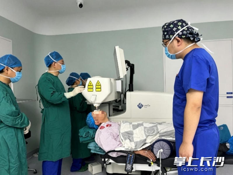 段宣初院长为艾先生实施手术。 均为受访方供图