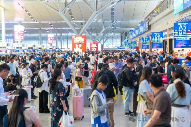 暑运期间,长沙南站管辖内18个高铁站累计发送旅客2019.8万人,创历史新高。除署名外均为 资料图片 暑运期间,长沙南站管辖内18个高铁站累计发送旅客2019.8万人,创历史新高。除署名外均为 资料图片