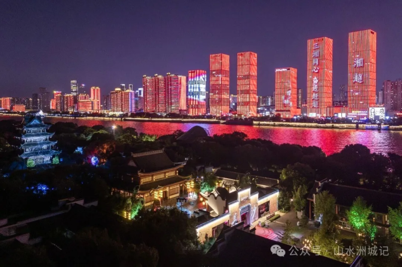长沙一江两岸亮起主题灯光秀,为“湘超”加油。长沙晚报全媒体记者 郭雨滴 摄 长沙一江两岸亮起主题灯光秀,为“湘超”加油。长沙晚报全媒体记者 郭雨滴 摄