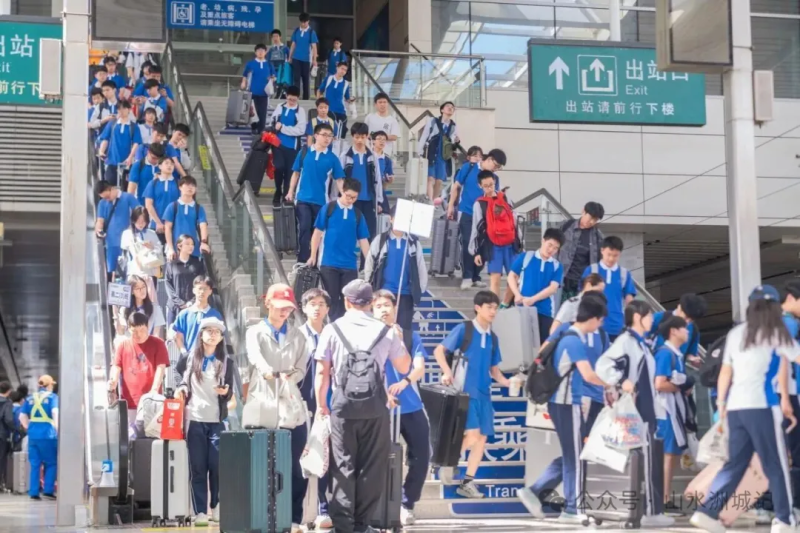 暑运期间,长沙南站累计发送学生旅客44.8万人次,增幅达47.8%。 暑运期间,长沙南站累计发送学生旅客44.8万人次,增幅达47.8%。