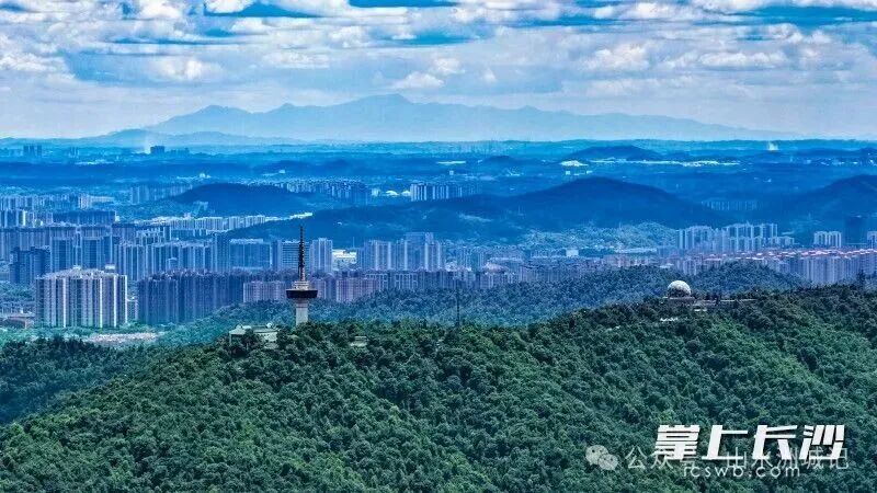 岳麓山遥望南岳衡山祝融峰。均为余劭劼 摄 岳麓山遥望南岳衡山祝融峰。均为余劭劼 摄